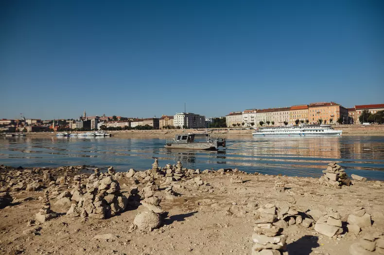 Rived Danube reaches historic record low levels in Budapest