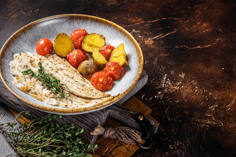 merluciu-cu-cartofi-noi-si-rosii-cherri