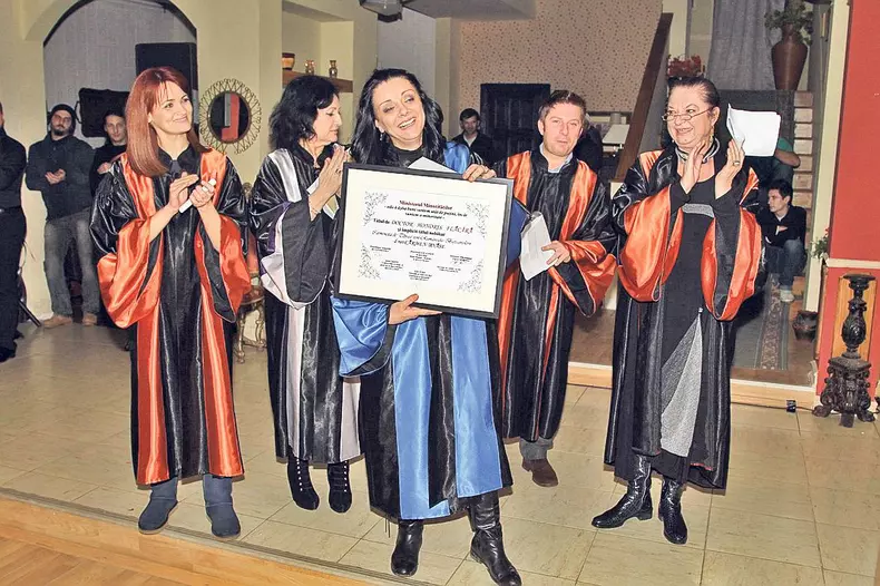 04-05-foto-Doctor-Honoris-Flacara.jpg