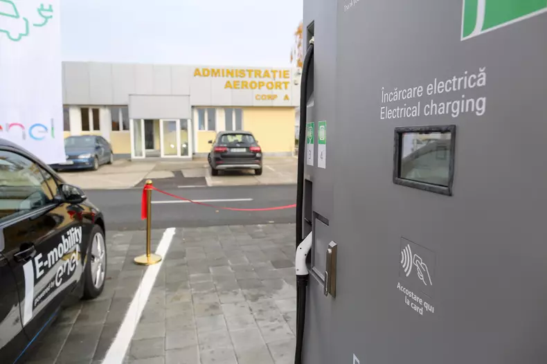 Prima stație de încărcare rapidă a mașinilor electrice, în aeroportul din Timișoara (3)