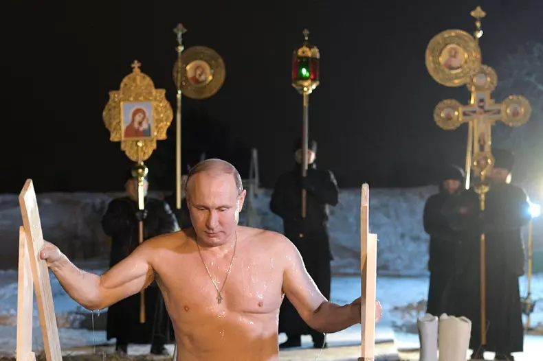 Vladimir Putin la bustul gol