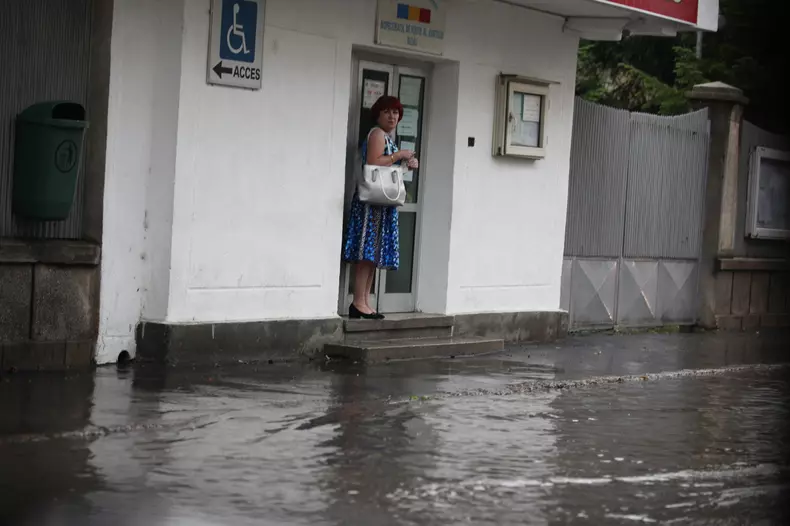 Inundații în municipiul Buzău, din cauza unei ploi torențiale care a durat o oră și jumătate