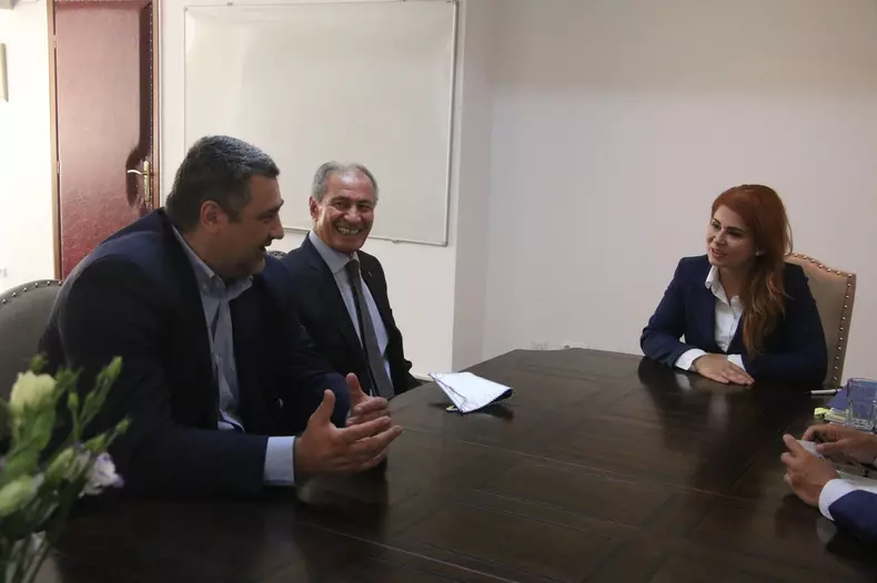 40383087_308692886603336_6090400295882326016_n