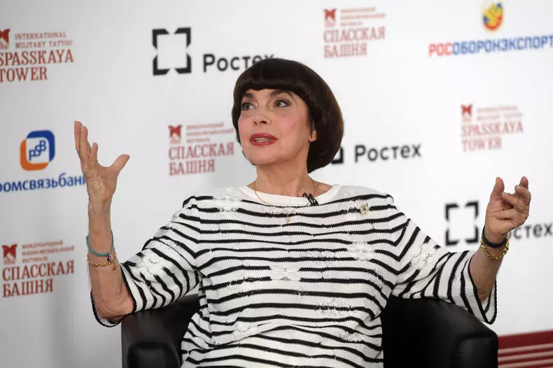 Mireille Mathieu's news conference on Red Square