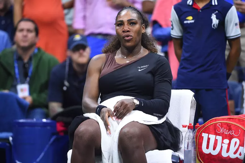 Serena Williams, în timpul finalei de tenis de la US Open, după o dispută controversată cu arbitrul meciului. Serena a pierdut finala în fața japonezei Naomi Osaka.