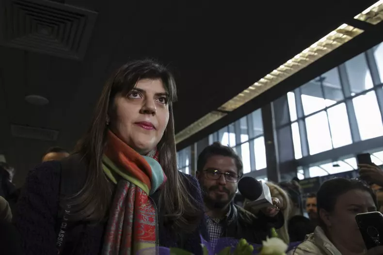 Laura Codruța Kovesi, întâmpinată cu flori la întoarcerea în țară