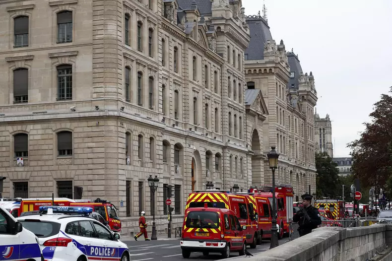 Atac în sediul poliției din Paris