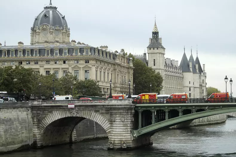 Atac în sediul poliției din Paris