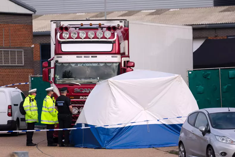 Mobilizare de forțe în Marea Britanie după ce 39 de cadavre au fost găsite în containerul unui camion. Ce știu autoritățile până acum