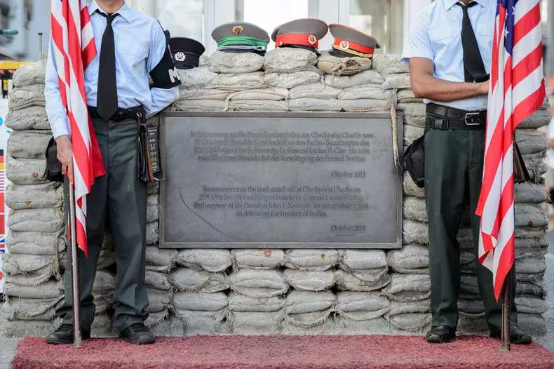 checkpoint-charlie-berlin (3)