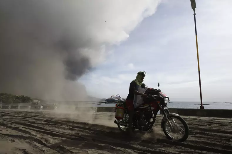 Vulcanul Taal din Filipine a început să erupă