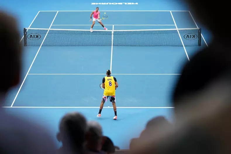 Nick Kyrgios a făcut încălzirea de dinaintea meciului cu rafael Nadal îmbrăcat într-un maieu cu numele lui Kobe Bryant FOTO: EPA