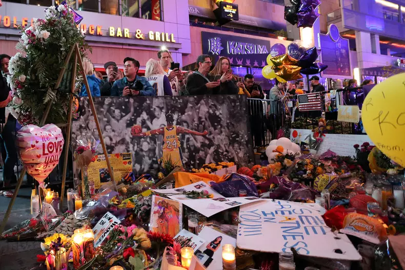 Fanii i-au adus un omagiu vibrant fostul baschetbalist Kobe Bryant  FOTO: EPA