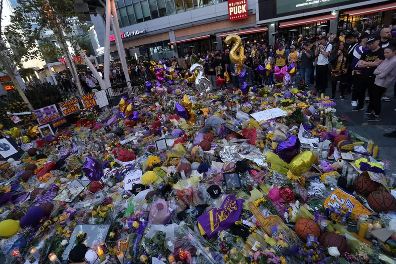 Fanii i-au adus un omagiu vibrant fostul baschetbalist Kobe Bryant  FOTO: EPA