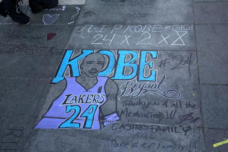 Fanii i-au adus un omagiu vibrant fostul baschetbalist Kobe Bryant  FOTO: EPA