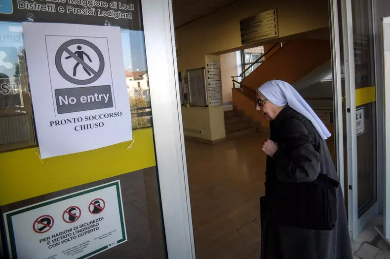 „Interzisă intrarea” este afișul pus la intrarea din spitalul din Codogno, unde au fost înregistrate mai multe cazuri de coronavirus, inclusiv în rândul personalului medical. Camera de gardă a fost închisă până pe 2 martie, însă perioada poate fi prelungită | Foto: EPA