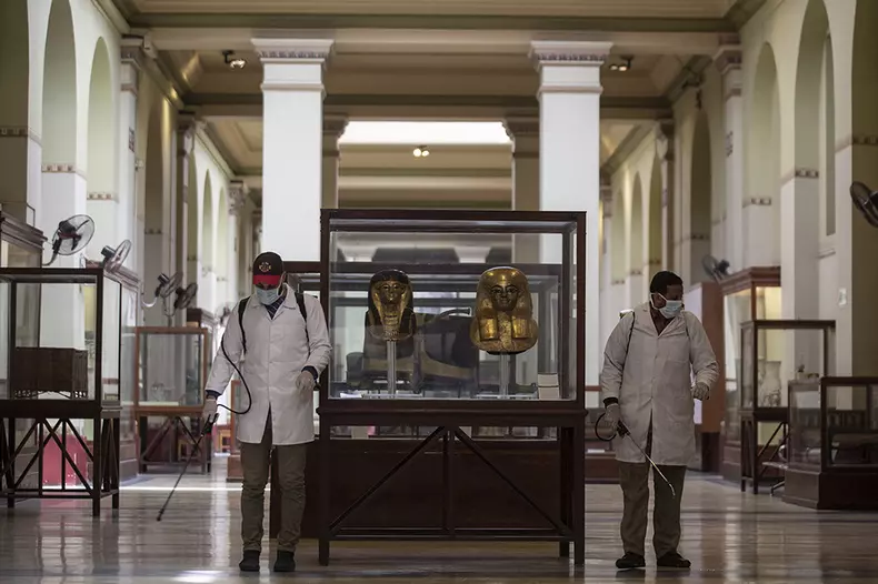 Agenţii dezinfectează camera în care se află artefactele egiptene Foto: Hepta