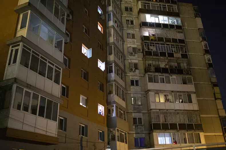 Oamenii ascultă de la ferestre slujba ţinută la Biserica Sfântul Ilie, Titan