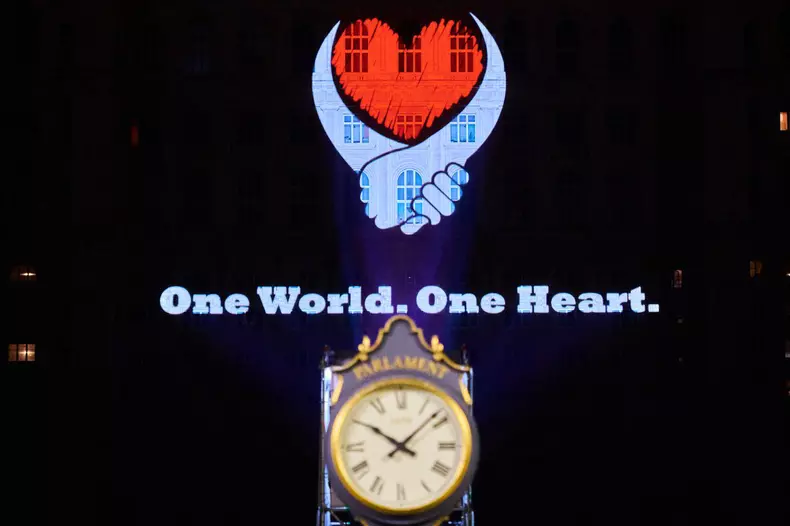 RKX_4993_17-04-2020_one world, one heart, video mapping