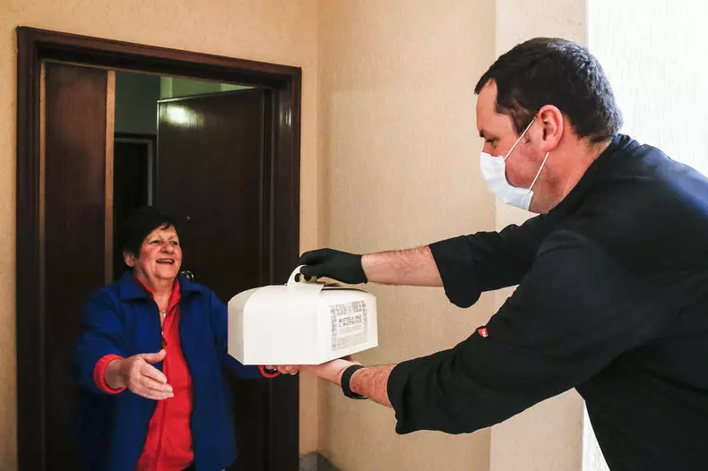 Un bucătar italian din Roma a mers la locuințele unor bătrâni pentru a le duce câte un cozonac