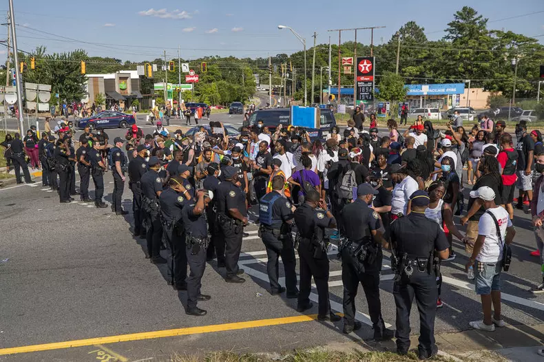 Protestatari în Atlanta, în fața forțelor de ordine/ Foto: EPA