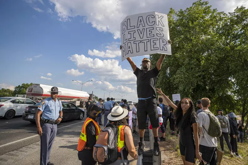 Protestatari în Atlanta, în fața forțelor de ordine/ Foto: EPA