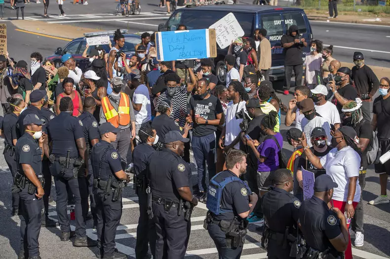 Protestatari în Atlanta, în fața forțelor de ordine/ Foto: EPA