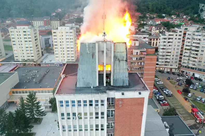 Incendiu puternic la sediul Consiliului Județean și Prefecturii Caraș-Severin. Foto: ISU Caraș-Severin