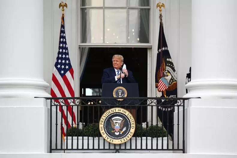 Donald Trump nu mai este contagios Foto: EPA