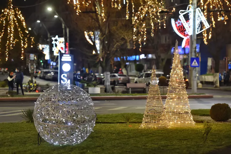În sectorul 4, instațiile de iluminat festiv au fost aprinse  FOTO: Agerpres