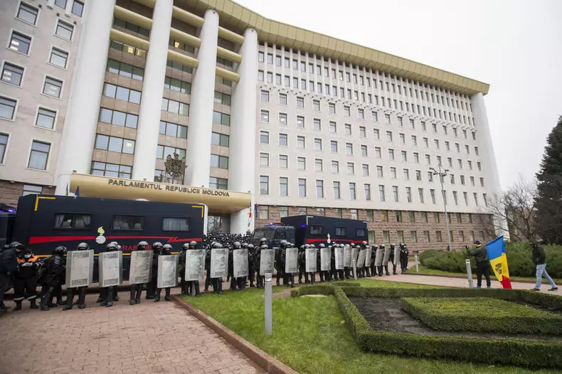 Îmbrânceli între polițiști și fermieri la Chișinău