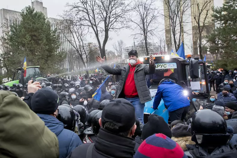 Îmbrânceli între polițiști și fermieri la Chișinău