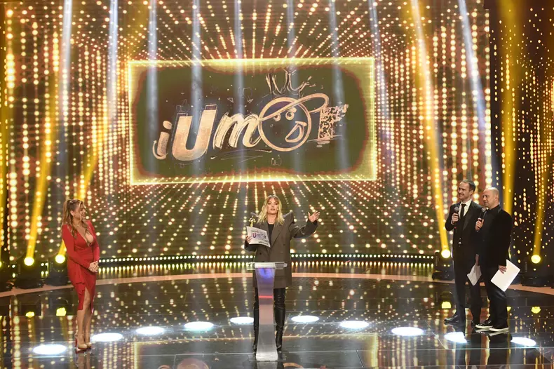 sarut delia si loredana groza (1)