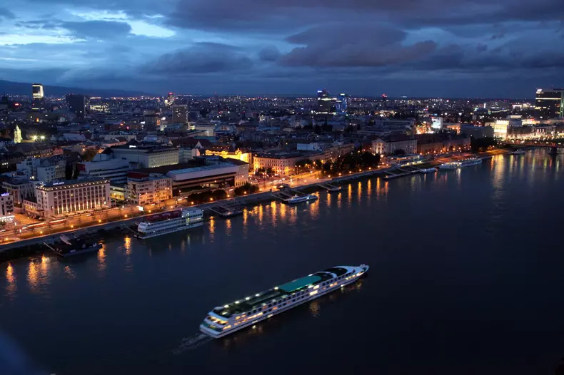 Der Donau Fluss mit Sicht ueber der Altstadt von Bratislava der Haupstadt der Slowakei.