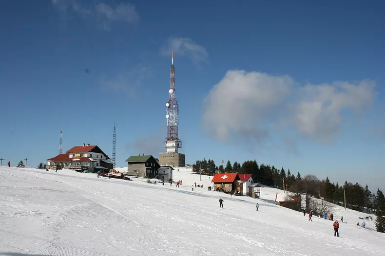 1280px-Semenic_Ski_Resort_in_Romania_-_February_2011