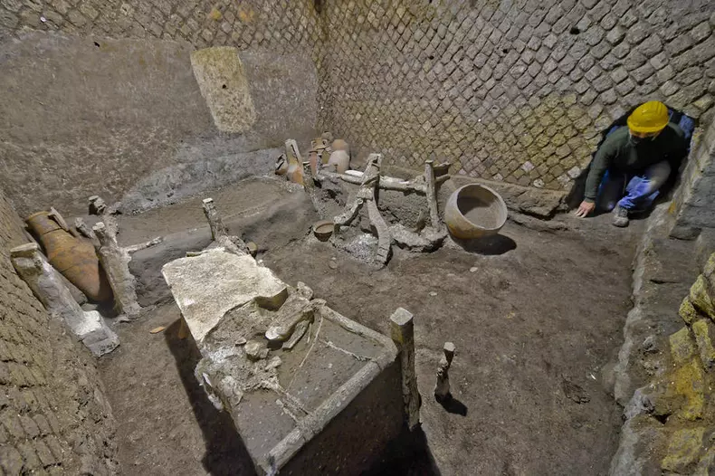 Archaeologists find slave room at Pompeii