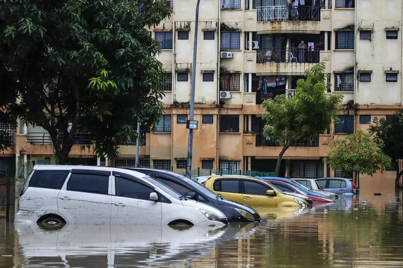 Over 21,000 evacuated as floods hit several Malaysian states
