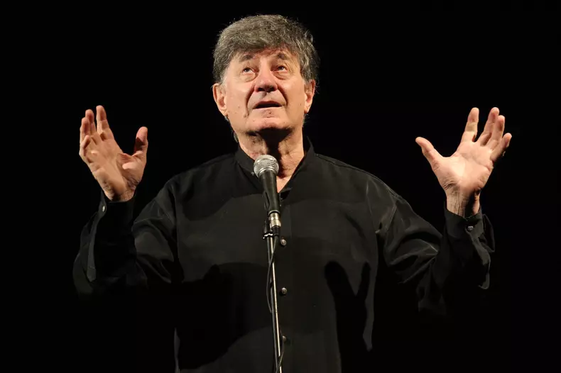 Ion Caramitru joacă în piesa "Căte-n lună și în stele". Foto: Hepta