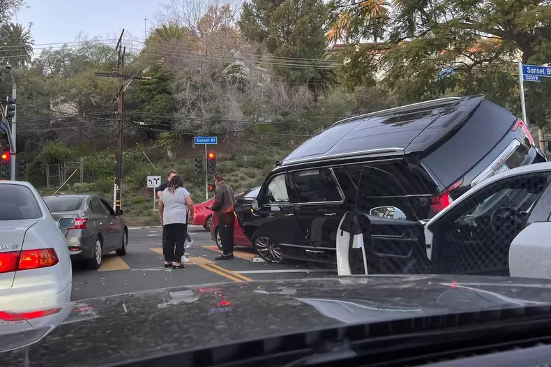 *PREMIUM-EXCLUSIVE* Arnold Schwarzenegger Involved in Bad Car Accident with Injuries