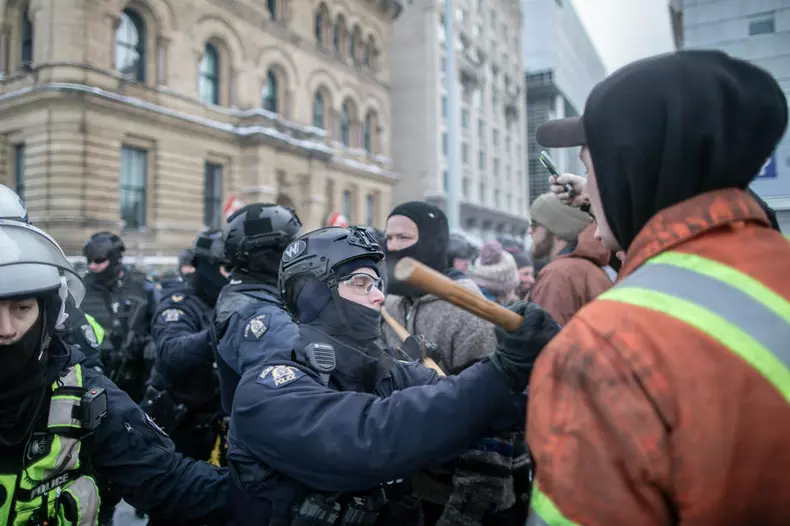 Police move in to clear truck drivers protest