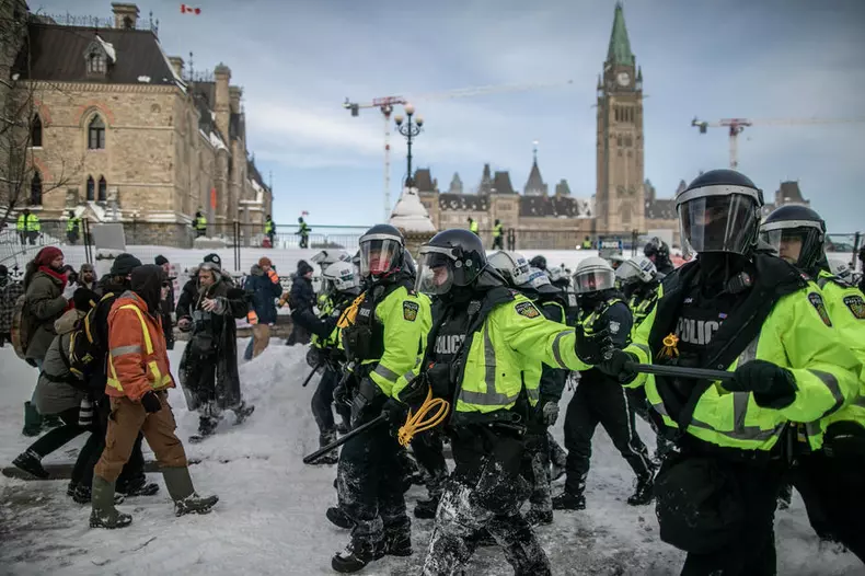 Police move in to clear truck drivers protest