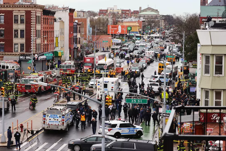 Poliția și pompierii din New York City în fața stației de metrou din cartierul Brooklyn, New York, după atacul armat | Foto: EPA