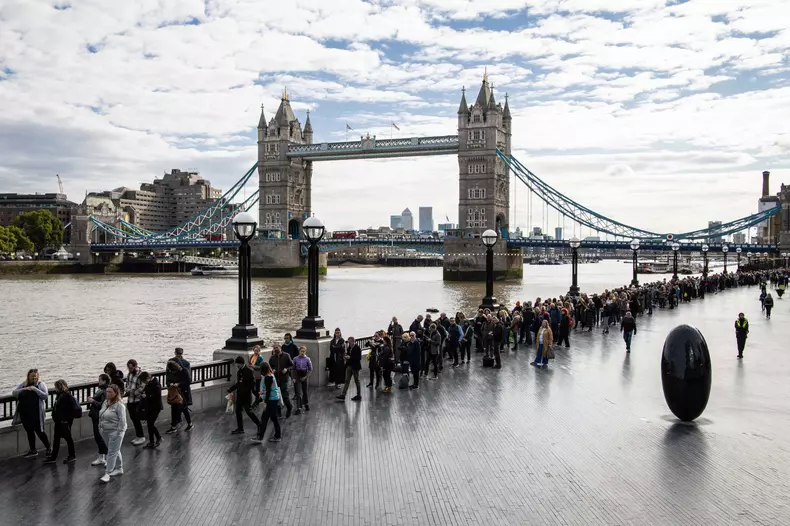 Londonezii fac coadă pentru a-și prezenta omagiile Reginei Elisabeta a II-a. 16 septembrie 2022. Foto: Profimedia