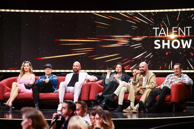 familia-stand-up-revolution-razi-cu-rost-ziua-antenei