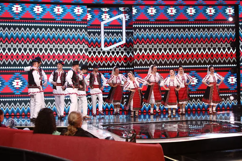 larisa-barbu-grup-dans-popular-razi-cu-roast-de-sarbatoare-30-noiembrie-2022