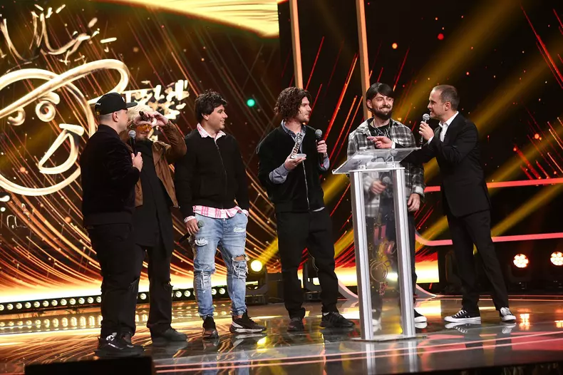 fostii-membri-akcent-impersonati-de-cei-de-la-noaptea-tarziu-trupe-celebre-cu-oameni-necunoscuti-gala-premiilor-muzicale-iumor