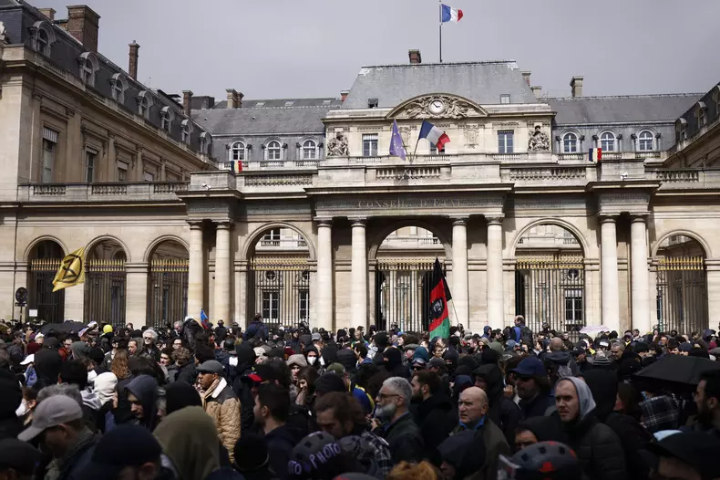 Thousands take to the streets of Paris for pension reform protest
