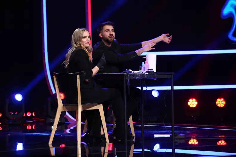 magicianul-emanuel-cica-i-a-lasat-fara-replica-pe-juratii-iumor-cu-numarul-de-mentalismiubita-lui-andreea