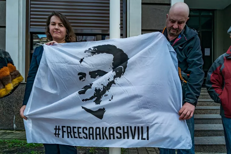 Protest in the entrance of Georgia embassy in Ukraine for the Mikheil Saakashvili release from jail.
