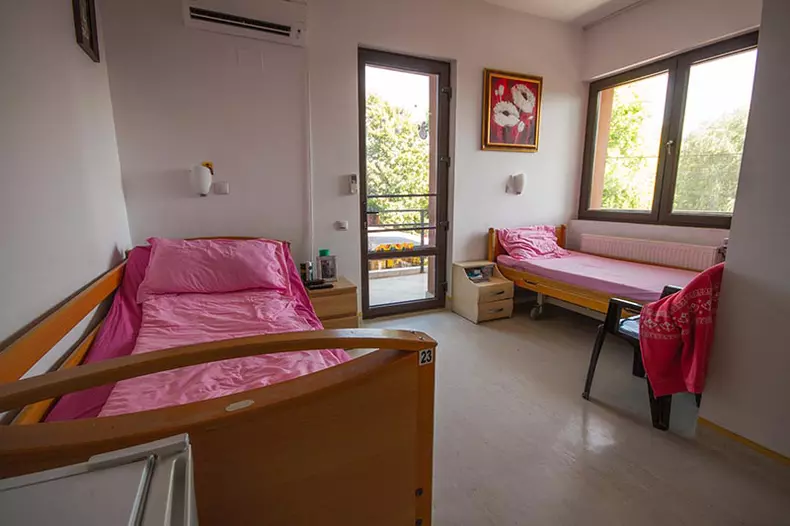 Azilul în care stă Irinel Columbeanu (2)